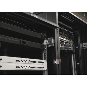 Hyperline TB2-KIT-SL Комплект для скрепления шкафов серии TTB, TTR между собой (4 скобы + 8 винтов), нержавеющая сталь Hyperline TB2-KIT-SL Комплект для скрепления шкафов серии TTB, TTR между собой (4 скобы + 8 винтов), нержавеющая сталь