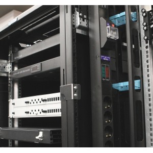 Hyperline TB2-KIT-SL Комплект для скрепления шкафов серии TTB, TTR между собой (4 скобы + 8 винтов), нержавеющая сталь Hyperline TB2-KIT-SL Комплект для скрепления шкафов серии TTB, TTR между собой (4 скобы + 8 винтов), нержавеющая сталь